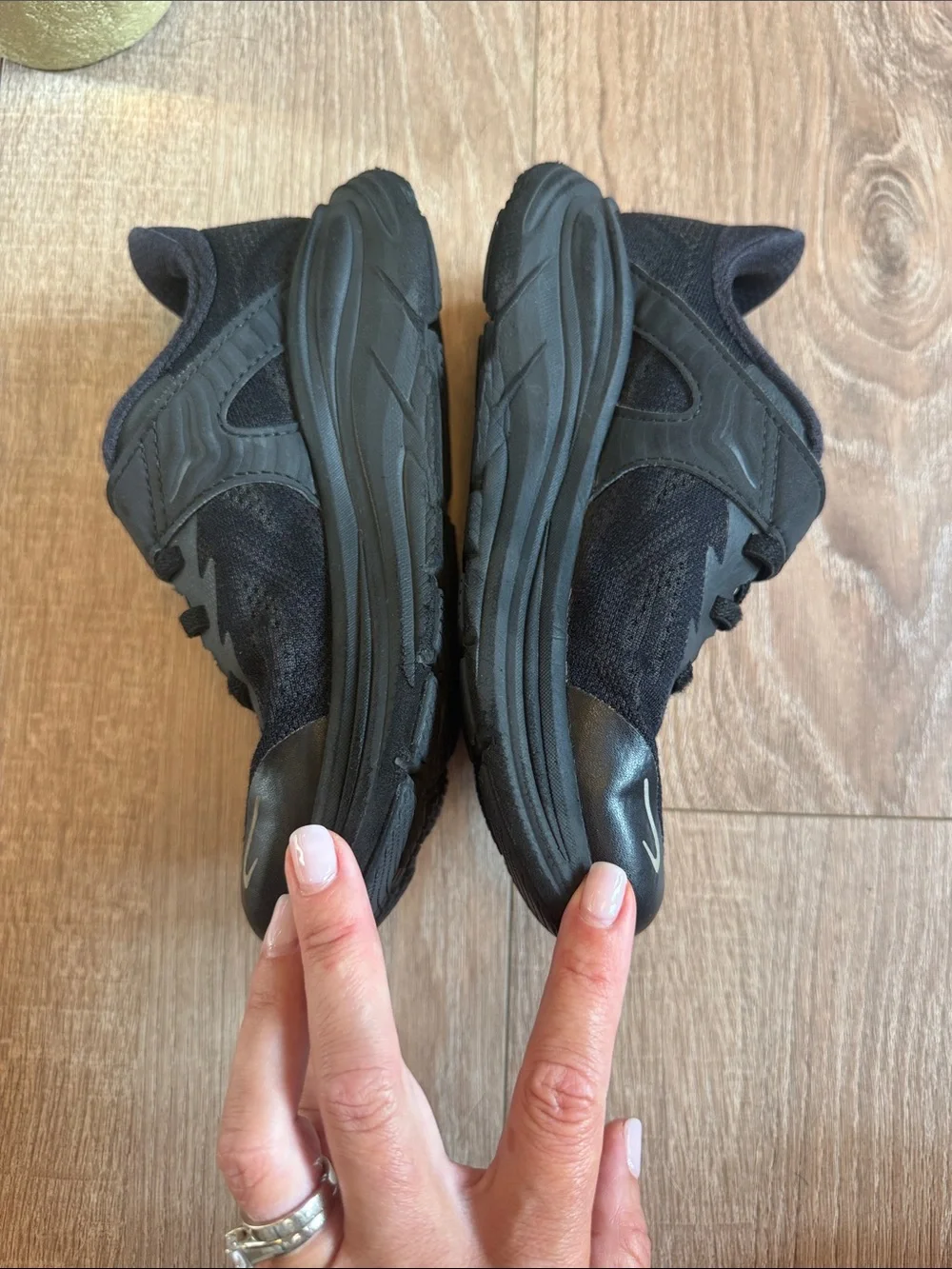 HOKA CLIFTON 10 BLACK TODDLER SNEAKERS WITH VELCRO SIZE 13.5 EUC